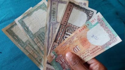 ప్రసాదం బదులు డబ్బులు పంచిన పూజారి.. ఎగబడ్డ జనం.. ఎక్కడంటే..