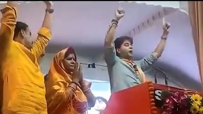 നാക്ക് പിഴച്ച് സിന്ധ്യ; തെരഞ്ഞെടുപ്പ് റാലിയില് കോണ്ഗ്രസിന് വേണ്ടി വോട്ട് ചോദിച്ചു - വീഡിയോ