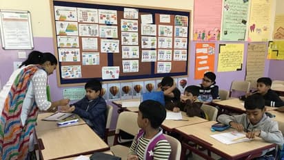 ವೇತನವೇ ಪಡೆಯದೆ ಕನ್ನಡ ಕಲಿಸ್ತಾರೆ ಈ ಶಿಕ್ಷಕರು..!