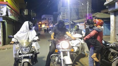 রাস্তায় দাপিয়ে বেড়াচ্ছে জনাদশেক ভূতের একটি দল, তাঁদের আন্তরিকতায় মুগ্ধ শহরবাসী