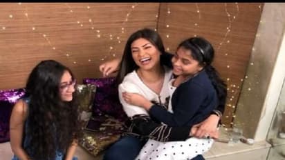 ২৪ বছরেই বিয়ে না করে কোলে সন্তান, এই কারণেই আজও 'সিঙ্গল মাদার' সুস্মিতা