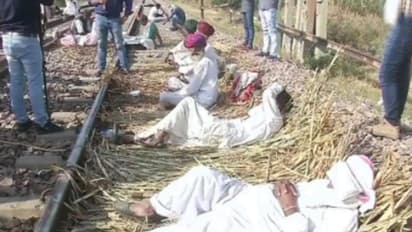 10 तस्वीरों में देखिए राजस्थान में कैसे उग्र हुआ गुर्जर आंदोलन, पटरियों को उखाड़..वहीं सोए रातभर