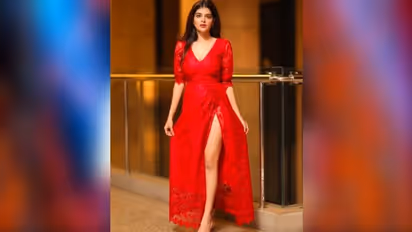 'কেউ কি আছো', মধ্যরাতে কার উদ্দেশ্যে প্রশ্ন ছুঁড়লেন মধুমিতা