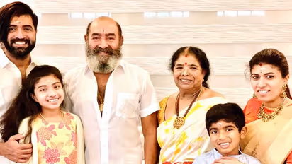 அச்சு அசல் தாத்தா விஜயகுமார் போலவே இருக்கும் பேரன்..! வைரலாகும் அருண் விஜய் சகோதரியின் மகன் புகைப்படம்..!