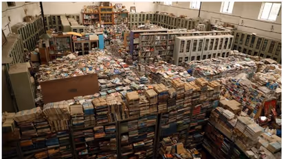 ഇങ്ങനെയുമുണ്ടോ ഒരു പുസ്‍തകപ്രേമം; ഇദ്ദേഹം സമ്പാദ്യം മുഴുവനും ചെലവഴിച്ചത് പുസ്‍തകങ്ങള്‍ വാങ്ങാന്‍