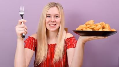 പതിനഞ്ച് വര്ഷമായി കഴിക്കുന്നത് ചിക്കന് നഗെറ്റ്സും ചിപ്സും മാത്രം; പത്തൊമ്പതുകാരിയുടെ വിചിത്രമായ കഥ