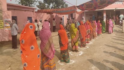 শান্তিপূর্ণ ভোট গ্রহণ বিহার বিধানসভা নির্বাচনের দ্বিতীয় দফায়, ভোট দিয়েছেন নীতিশ-তেজস্বীরাও