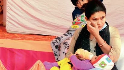 MP उपचुनाव: 6 माह के बीमार बच्चे को गोद में लेकर ड्यूटी कर रही महिला, किसी ने नहीं सुनी मां की बेबसी