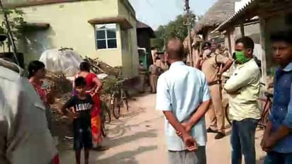 অগ্নিদগ্ধ হয়ে একই পরিবারের তিন সদস্যের রহস্য মৃত্যু, ঘরের দরজা ভেঙে জীবীত উদ্ধার নাবালিকা