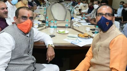 MP उपचुनाव : मुरैना में दो बूथों पर फायरिंग, मशीन खराब होने से इमरती हुईं नाराज, मंत्री भार्गव पर केस