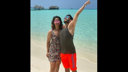 చిట్టి పొట్టి దుస్తుల్లో సైనా నెహ్వాల్... భర్తతో కలిసి హాట్ హాట్గా...