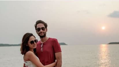 কোমর জড়িয়ে অন্তরঙ্গ মুহূর্তে Candid ক্লিক মিশমির, 'ভাই-বোন' বলে ট্রোলড সোশ্যাল মিডিয়ায়