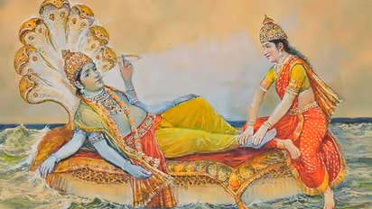 मान्यता: भगवान विष्णु के पैरों की ओर ही बैठती हैं देवी लक्ष्मी, जानें इसके पीछे का लाइफ मैनेजमेंट