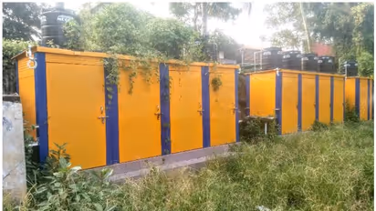 കാടുകയറി ശുചിമുറികള്; നഗരസഭയുടെ അനാസ്ഥ മൂലം 90 ലക്ഷം രൂപയുടെ പദ്ധതി അവതാളത്തില്