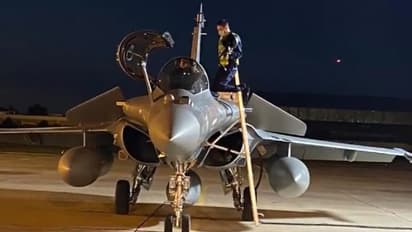 চিন আর পাকিস্তানের মোকাবিলায় ভারতের মাটি ছুঁল আরও ৩টি রাফাল যুদ্ধ বিমান, রয়েছে গুজরাতে