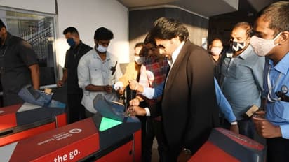 హైదరాబాద్ మెట్రోలో `వకీల్ సాబ్` సందడి.. ప్రయాణికులతో ముచ్చట్లు.. ఫోటోస్ హల్చల్