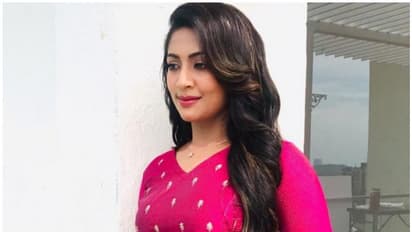 കണ്ണോട് കണ്ണ് ആയിരിക്കണമെന്നില്ല, പക്ഷേ എപ്പോഴും ഹൃദയത്തോട് ഹൃദയമാണ്!, കുടുംബഫോട്ടോയുമായി നവ്യാ നായര്