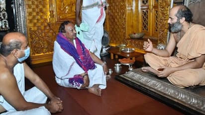 ಸಚಿವ ಈಶ್ವರಪ್ಪರಿಗೆ ಕೃಷ್ಣನ ಕೈಮಗ್ಗದ ಸೀರೆ ಉಡುಗೊರೆ