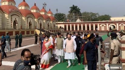 দক্ষিণেশ্বর মন্দিরে অমিত শাহ, কেন্দ্রীয় স্বরাষ্ট্রমন্ত্রীকে বরণ মহিলা মোর্চা সভানেত্রীর