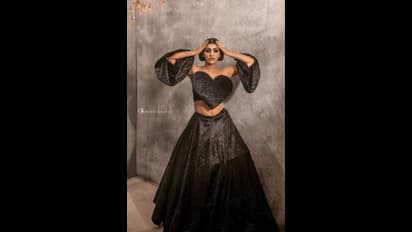 புடவையில் கூட இவ்வளவு கவர்ச்சியா?... சேலையை இறக்கிவிட்டு கவர்ச்சியை எகிற விட்ட யாஷிகா...!