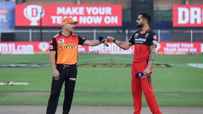 #SRHvsRCB எதிர்பார்த்த மாற்றங்களை அப்படியே செய்த சன்ரைசர்ஸ்..! ஆர்சிபி முதலில் பேட்டிங்