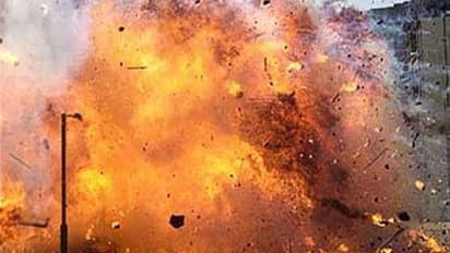 বাড়ির চারপাশে বেড়া দেওয়ার সময়ে ঘটল বিস্ফোরণ, গুরুতর জখম বাবা ও ছেলে