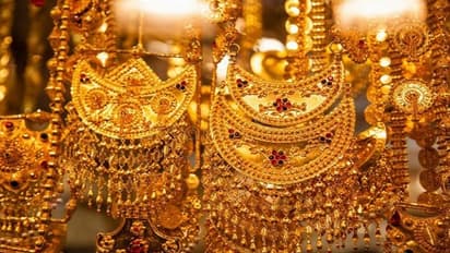 Gold Rate Today: സ്വർണവിലയിൽ ഇടിവ്, 40,000 ന് താഴേക്ക്; വിപണി നിരക്ക് അറിയാം 