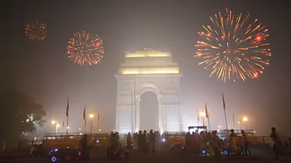 दिल्ली की हवा में फिर दिखा जहर, दिवाली की रात खतरनाक स्तर पर पहुंच सकता है प्रदूषण का स्तर