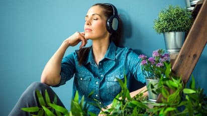 ಮಲಗುವ ಮುನ್ನ ಮ್ಯೂಸಿಕ್ ಕೇಳುತ್ತೀರಾ? ಈ ಅಭ್ಯಾಸ ಈಗಲೇ ಬಿಡಿ!