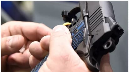 സ്വകാര്യ സ്ഥാപനങ്ങളിലെ സുരക്ഷാ ഉദ്യോഗസ്ഥരുടെ  തോക്ക് പരിശോധിക്കും;ലൈസൻസ് വ്യാജമല്ലെന്ന് ഉറപ്പാക്കും: പൊലീസ്