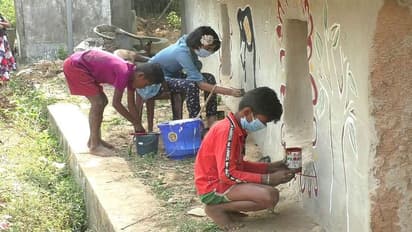 করোনা আবহে জঙ্গলমহলের বাঁধনা পরব, আদিবাসীদের বাড়ির দেওয়ালে তুলির টান