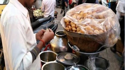 सावधान: कैमरे में कैद हुई गोल-गप्पे वाले की गंदी हरकत, टॉयलेट का पानी मिलाकर खिला रहा था पानी-पुरी