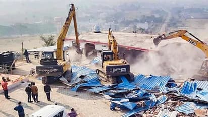 മണിക്കൂറുകള്‍ കൊണ്ട് കമ്പ്യൂട്ടര്‍ ബാബയുടെ ആശ്രമം ഇടിച്ച് തകര്‍ത്ത് മധ്യപ്രദേശ് സര്‍ക്കാര്‍