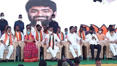 గ్రేటర్లో అధికార పార్టీకి షాక్... బిజెపి గూటికి టీఆర్ఎస్ కార్పోరేటర్