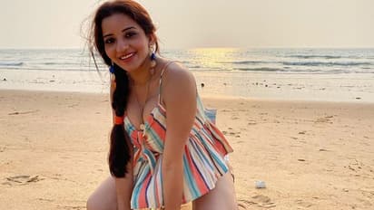 'অশ্লীল' পোজে সমুদ্রের মাঝে মোনালিসা, কুমন্তব্যে ভরছে নেটদুনিয়া