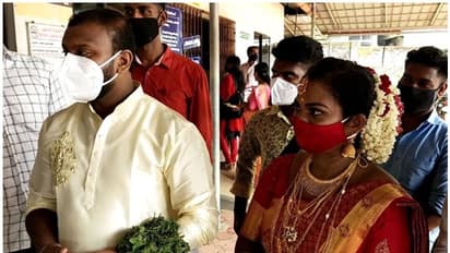 വിവാഹ സമ്മാനമായി കൊവിഡ് പ്രതിരോധ കിറ്റ് നല്കി നവദമ്പതികള്