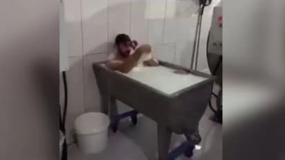 മില്ക്ക് പ്ലാന്റില് ജോലി ചെയ്യുന്നയാള് പാലില് കുളിക്കുന്ന വീഡിയോ; സംഭവം വിവാദത്തില്...