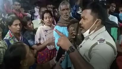 বাজি বিক্রির অভিযোগে আটক ৩, প্রতিবাদে কাঁচড়াপাড়ায় রাস্তা অবরোধ করে বিক্ষোভ বাজি বিক্রেতাদের