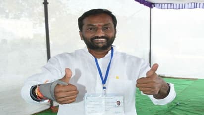 పవన్ కల్యాణ్ 'తిరుపతి' పట్టు: బిజెపికి తలబొప్పి, జగన్ కు ఊరట