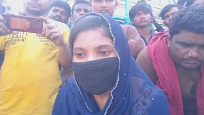 ফেসবুকে প্রেম করে বিয়ে, মাস খানেক সংসারের পর বিতাড়িত, স্বামীর দাবিতে ধর্ণায় বসল গৃহবধূ