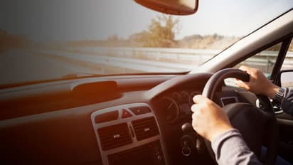 വാങ്ങി ഷോറൂമില്‍ നിന്നിറങ്ങി 30 സെക്കന്‍ഡ്, പുത്തന്‍ കാര്‍ പൊലീസ് പൊക്കി!