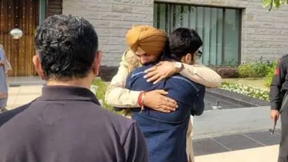 डेढ़ साल बाद सिद्धू से मिलने घर पहुंचे कपिल शर्मा, देखते ही गुरू गले लगे..मुलाकात की वजह भी आई सामने