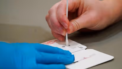 जज्बे को सलामः 52 साल के बुजुर्ग कोरोना से जंग जीतने के बाद 18 मरीजों की कर चुके मदद