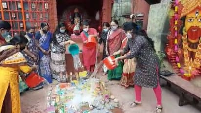 ঠাকুরপুকুরে বাজিতে জল ঢেলে নিষ্ক্রিয় করল মহিলারা, ওদিকে উলটপূরাণ সল্টলেকে