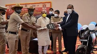 బెంగుళూరు పోలీసులకు అపాచీ ఆర్టీఆర్ 160 బైకులను విరాళంగా ఇచ్చిన టీవీఎస్ సంస్థ