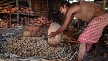 Earthen Lamps-চিনা লাইট নিষিদ্ধ, ব্যবসায় জোয়ারের আশা মাটির প্রদীপশিল্পীদের