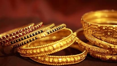 వింత బేరం : కరోనా మృతదేహంపై ఆభరణాలు తీసిస్తే.. రూ. 14 వేలు..