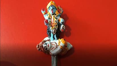 দেশালাই কাঠিতেই কিস্তিমাত, কালীমাতার ভক্তিতে ১ ইঞ্চির মূর্তি গড়লেন শিল্পী