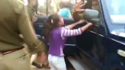 গ্রেফতার বাজি বিক্রেতা, দীপাবলির দিন তাঁর সঙ্গে কী করল উত্তরপ্রদেশের পুলিশ, দেখুন