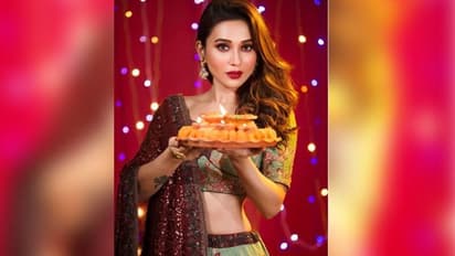 মিমির কোমরের ভাঁজে চুঁইয়ে পড়ছে গ্ল্যামার, দীপাবলির শুভেচ্ছায় ভরল সাইবারবাসী